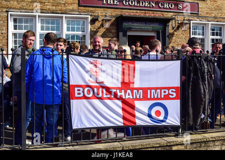 Lincoln, Regno Unito. 22 apr, 2017. Lincoln City FC tifosi festeggiare la promozione di ritorno nel campionato di calcio dopo una vittoria 2-1 sopra Macclesfield Town questo pomeriggio. Credito: Ian Francesco/Alamy Live News Foto Stock