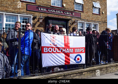 Lincoln, Regno Unito. 22 apr, 2017. Lincoln City FC tifosi festeggiare la promozione di ritorno nel campionato di calcio dopo una vittoria 2-1 sopra Macclesfield Town questo pomeriggio. Credito: Ian Francesco/Alamy Live News Foto Stock