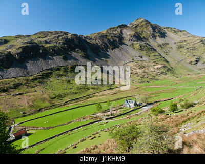 Vertice Cnicht e SW ridge visto da Cwm Croesor nelle montagne Moelwyn, Snowdonia National Park, il Galles del Nord Foto Stock