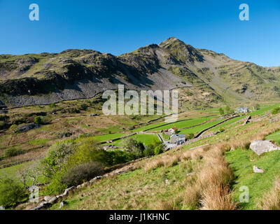 Vertice Cnicht e SW ridge visto da Cwm Croesor nelle montagne Moelwyn, Snowdonia National Park, il Galles del Nord Foto Stock