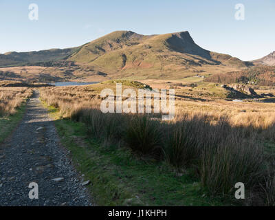 Su Snowdon Rhyd-Ddu del percorso con una vista a Y Garn e Mynydd Drws-y-coed sul crinale Nantlle Foto Stock