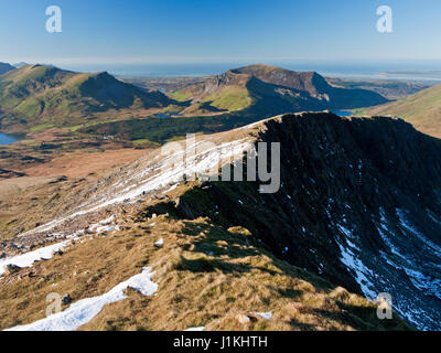 Su Snowdon Rhyd-Ddu del percorso con una vista attraverso le scogliere di Llechog di Mynydd Mawr e le colline della Nantlle Ridge Foto Stock