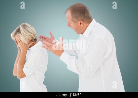 Composito Digitale della vista laterale di senior sostenendo l'uomo con la donna Foto Stock