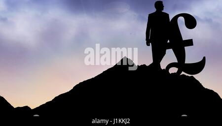 Composito Digitale di Silhouette uomo d affari con il segno del cancelletto sulla montagna contro sky Foto Stock