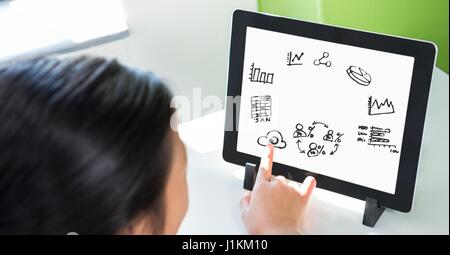 Composito Digitale della persona d'affari di toccare la grafica sul tablet PC Foto Stock