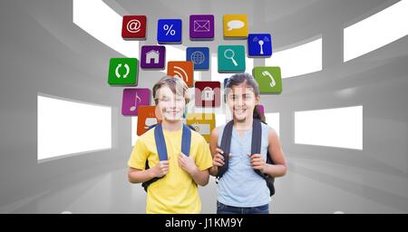 Composito Digitale della Scuola felice bambini che portano zaini con le icone delle applicazioni in background Foto Stock
