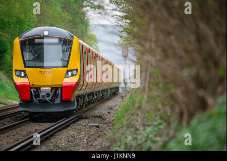 New South West treni 707 di classe sul test di prova eseguire Foto Stock