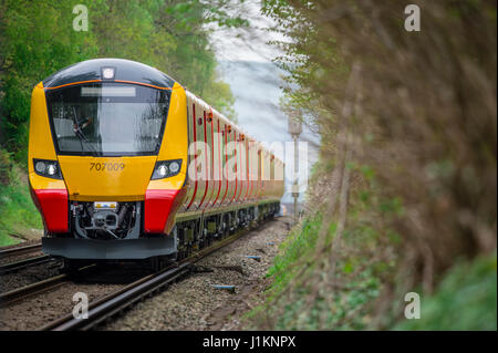 New South West treni 707 di classe sul test di prova eseguire Foto Stock