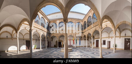 Cortile del Palacio de las Cadenas il municipio, a Ubeda. Provincia di Jaen, Andalusia, Spagna Foto Stock