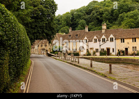 Main Street a Castle Combe, Wiltshire, Inghilterra, Regno Unito Foto Stock