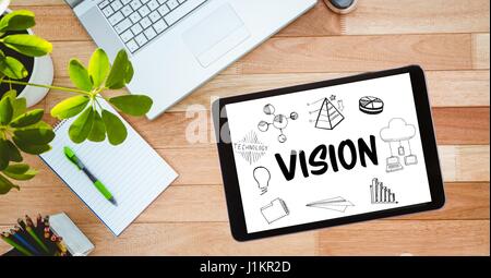 Composito Digitale di Alta Vista angolo di visione del testo in tablet PC dal computer portatile sul tavolo Foto Stock