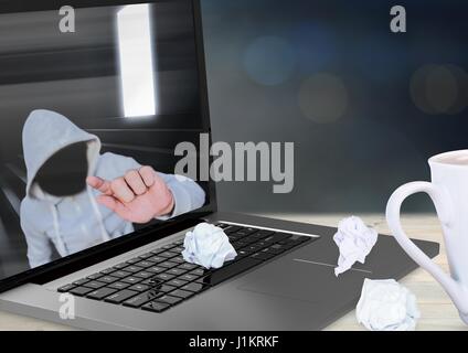 Composito Digitale del ponticello grigio hacker con la faccia a contatto con l'screnn all'interno della macchina Foto Stock