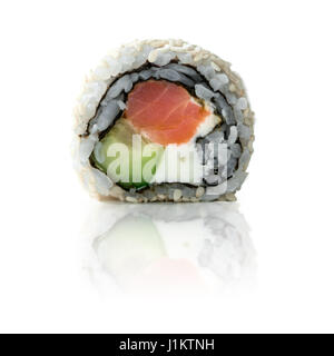 Rotolo di sushi isolato su bianco Foto Stock