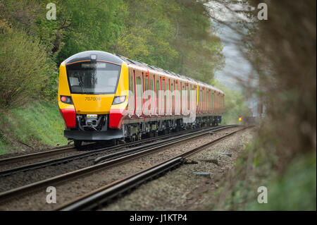 New South West treni 707 di classe sul test di prova eseguire Foto Stock