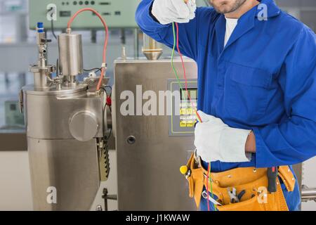 Composito Digitale della sezione mediana del lavoratore il lavoro in officina Foto Stock