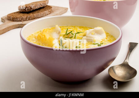 Cullen Skink, scottish home zuppa con eglefino affumicato, patate e cipolla, chiamato anche eglefino chowder con panna e erba cipollina Foto Stock