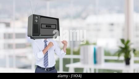 Digital composito di imprenditore con la TV sul capo in piedi nella postura di combattimento Foto Stock