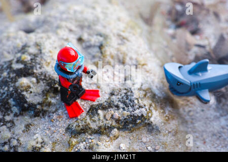 Paphos, Cipro - Ottobre 09, 2016 Lego scuba diver e squali sul fondo marino. Profondità di campo. Foto Stock