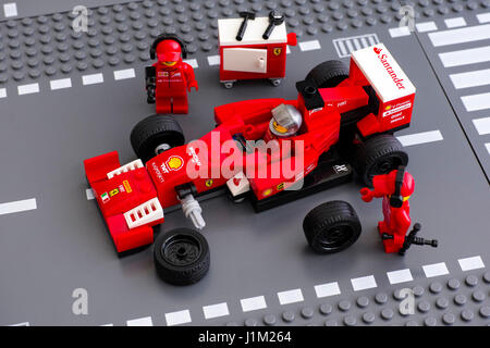 Tambov, Federazione Russa - Giugno 23, 2015 Lego team membri di equipaggio che fissa la ruota della velocità Lego Champions Ferrari F14 T race car. Studio shot. Foto Stock