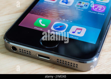 Bangkok, Tailandia - 6 Giugno 2016 : Apple iPhone5s che mostra il suo schermo con telefono, safari e le applicazioni musicali. Foto Stock