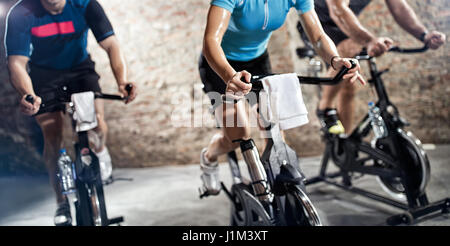 Abbigliamento sportivo equitazione persone cyclette, cardio fitness classe Foto Stock
