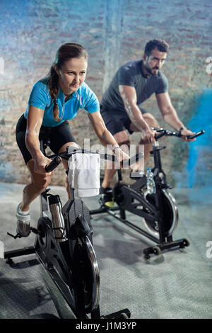 Cardio esercizio classe sulla bici, uno stile di vita sano Foto Stock