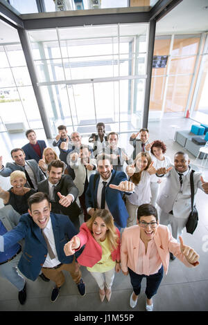 Il successo di sorridere allegro gruppo aziendale dando pollice in alto Foto Stock