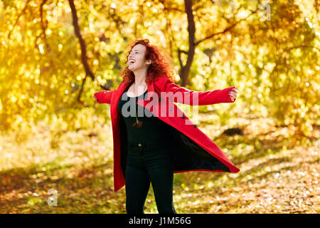 Molto felice ragazza nel bel bosco in autunno Foto Stock