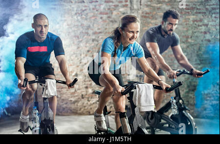 Le persone attive sul ciclismo classe fitness Foto Stock