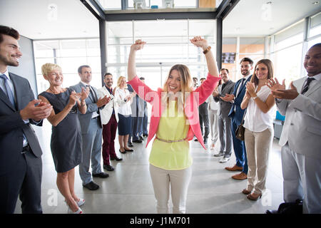 Positivo leader fiducioso congratulazioni datore di lavoro applaudire Foto Stock