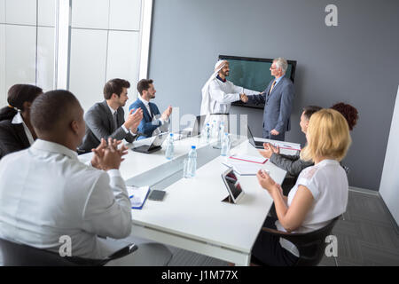 Multietnica di partenariato tra manager e società partner arabo Foto Stock