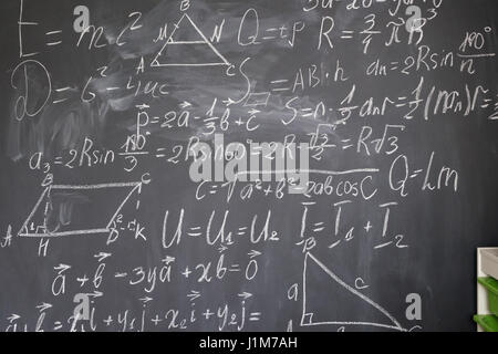 Le formule matematiche sulla lavagna nera Foto Stock