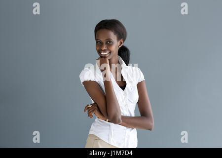 Giovani attraenti nero africano donna sorridente Foto Stock