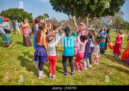 Ramat Gan - 15 Aprile 2017: felice la gente ballare nel parco durante l'Hare Krishna festival a Ramat Gan, Israele Foto Stock