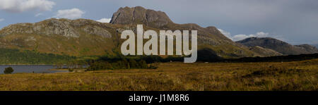 Slioch e Loch Maree e la foresta di Kinlochewe nelle Highlands Scozzesi. Foto Stock