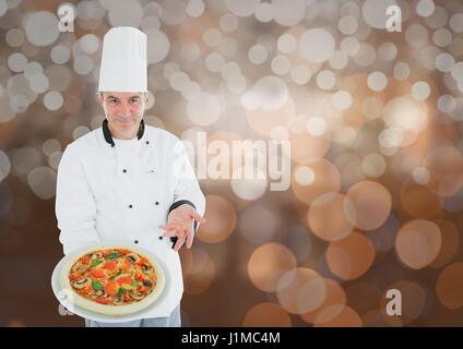 Composito Digitale dello Chef che mostra la pizza. Sullo sfondo delle luci Foto Stock