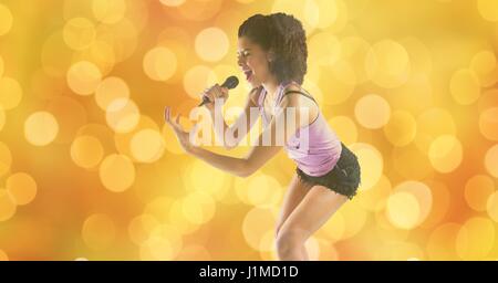 Composito digitale di musica artista cantare su bokeh di fondo Foto Stock