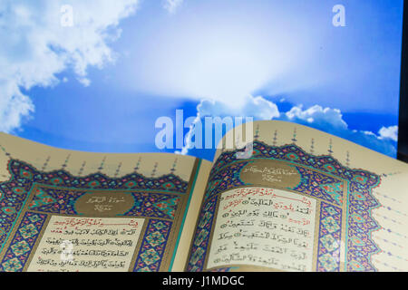 Aprire le pagine del libro sacro Corano con nuvole di sfondo Foto Stock