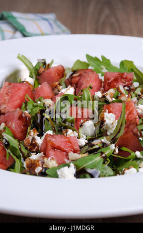 Insalata di rucola, ricotta con fette di anguria balsamico di salsa di soia Foto Stock