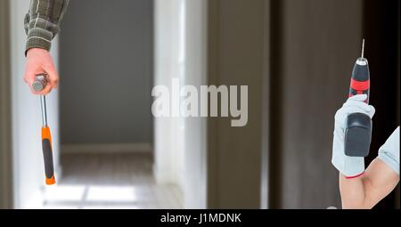 Composito Digitale di immagine ritagliata dei lavoratori mani tenendo il martello e il trapano Foto Stock
