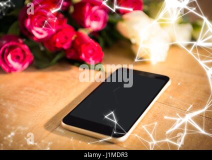 Composito Digitale del telefono sul tavolo con le rose bianche e sovrapposizione di rete Foto Stock