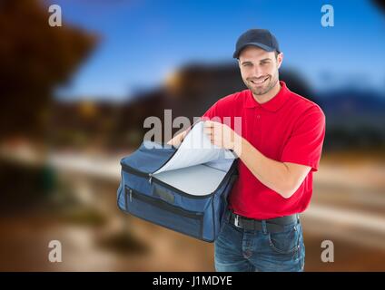Composito Digitale di Felice pizza deliveryman con la sacca di erogazione nella città la sera Foto Stock