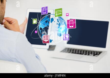 Composito Digitale digitale di immagine composita di imprenditore con tecnologie guardando IOT graphics Foto Stock
