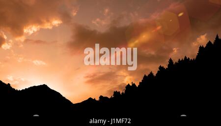 Composito Digitale della montagna di Silhouette contro il cielo durante il tramonto Foto Stock