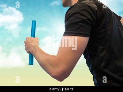 Composito Digitale del relè runner metà sezione contro il blu e il giallo del cielo Foto Stock