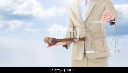 Composito Digitale del giudice con la bilancia e un martello di fronte le nuvole del cielo Foto Stock