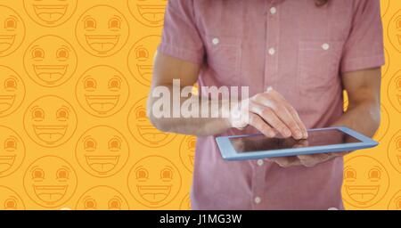 Composito Digitale dell'uomo maglia rosa metà sezione con la compressa contro giallo modello emoji Foto Stock