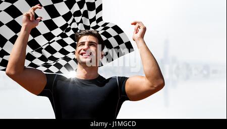 Composito Digitale dei maschi di runner con le mani in aria contro lo skyline di bianco e la bandiera a scacchi Foto Stock