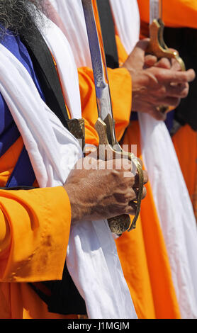 Dettaglio delle mani della religione Sikh religiosi durante la cerimonia Foto Stock