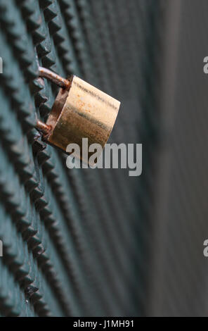 Amore blocca bloccato per un recinto su un fiume di Saltaire, West Yorkshire Foto Stock